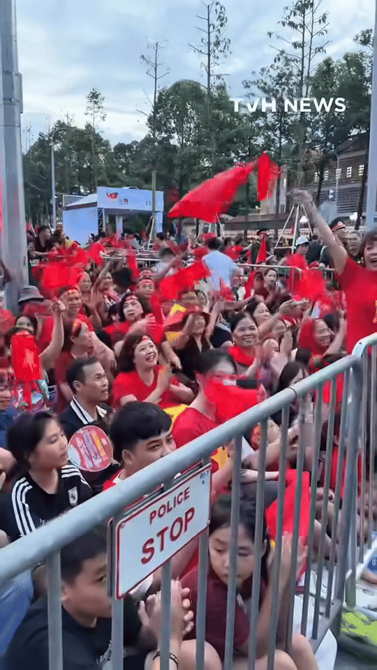 Khí thế hừng hực: Người dân đồng thanh hát 'Như có Bác Hồ trong ngày vui đại thắng' Ảnh 1