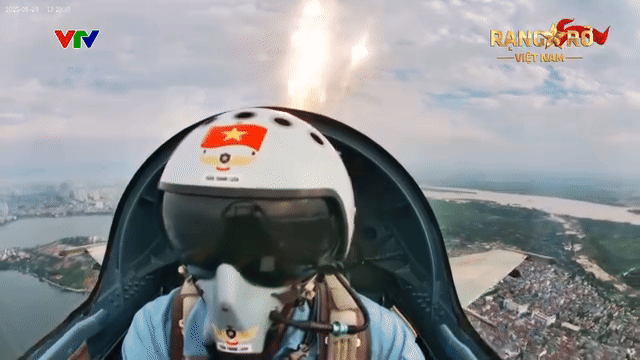 Góc quay bên trong tiêm kích thả bẫy nhiệt trên bầu trời Hà Nội. Ảnh cắt từ clip/Nguồn: VTV