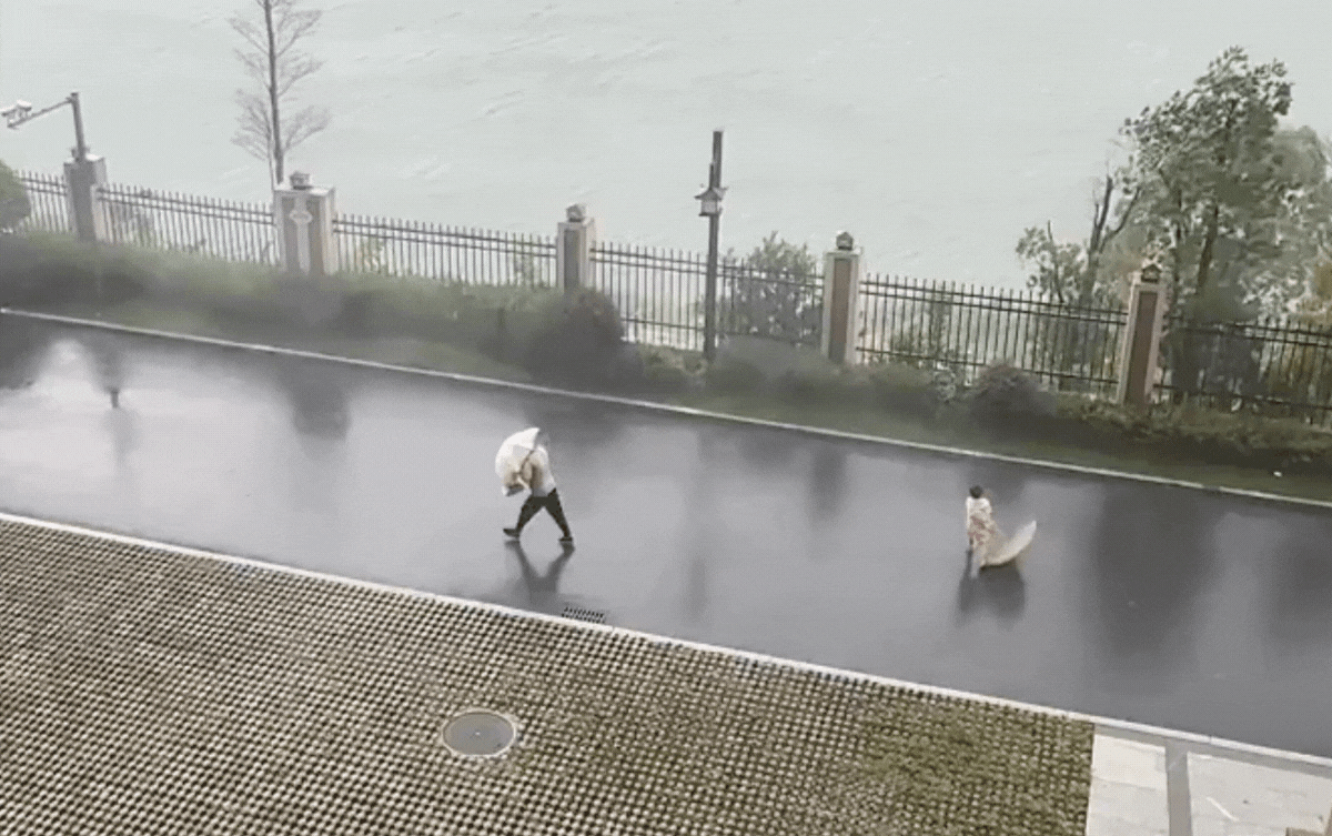 Đứa bé gào thét gọi tên mẹ trong vô vọng. Nguồn: Douyin 