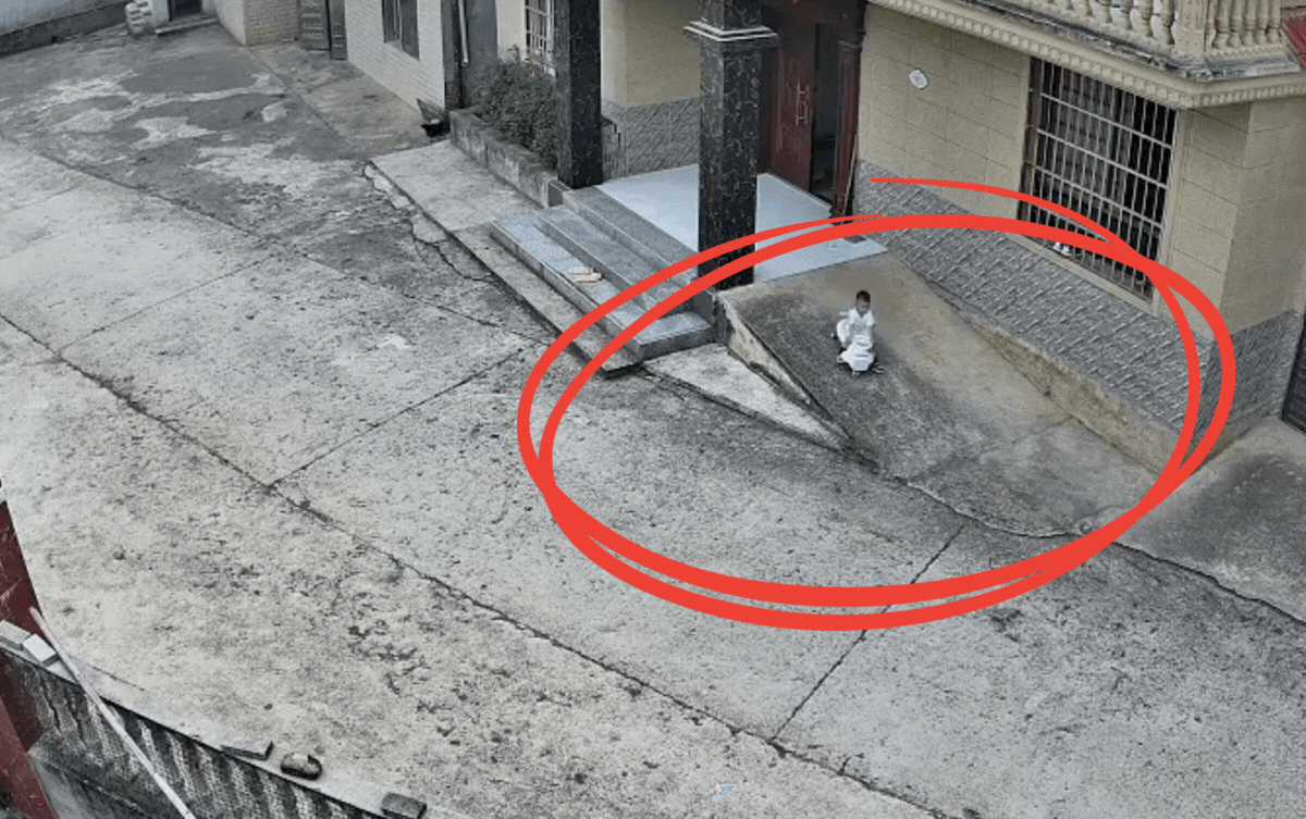 Bé gái trượt xe té đập mặt, anh trai nhỏ ôm em lau nước mắt gây bão mạng Ảnh 1