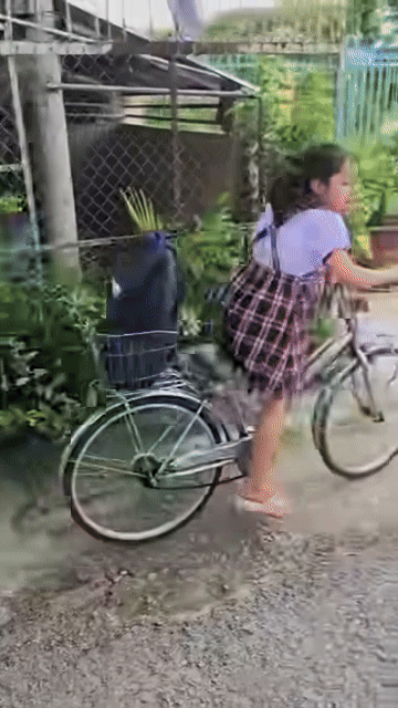 Bé gái vừa trèo lên xe đã đến cổng trương.