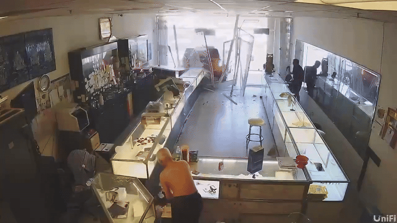 Clip: Hàng chục tên cướp tông xe vào tiệm vàng của ông cụ 88 tuổi, lấy đi hơn 2,5 tỷ đồng Ảnh 2