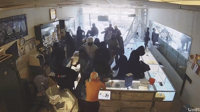 Clip: Hàng chục tên cướp tông xe vào tiệm vàng của ông cụ 88 tuổi, lấy đi hơn 2,5 tỷ đồng Ảnh 3