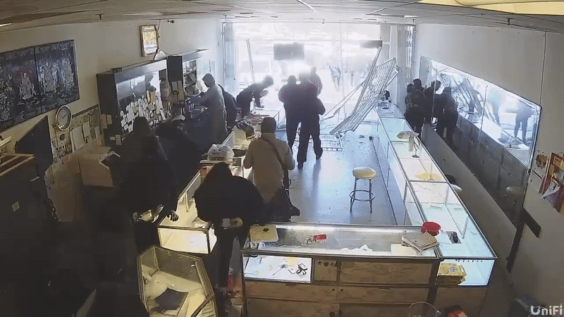 Clip: Hàng chục tên cướp tông xe vào tiệm vàng của ông cụ 88 tuổi, lấy đi hơn 2,5 tỷ đồng Ảnh 4