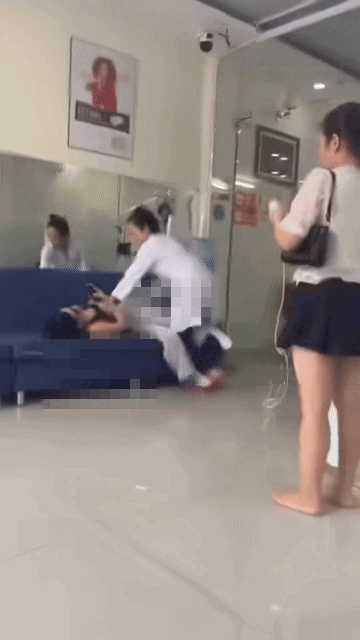 Khoảnh khắc bà Tuyết Chinh hành hung nữ khách hàng.