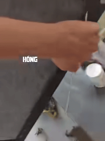 Clip: Vừa đi học về, nam sinh 'khóc thét' khi mở cửa phòng Ảnh 1