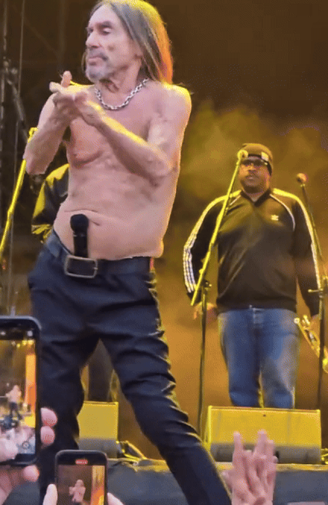 Nam ca sĩ khạc nhổ trên sân khấu khiến khán giả tức giận Ảnh 2