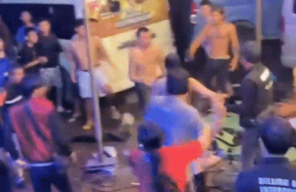 Clip: Nữ ca sĩ bị 10 tên côn đồ tấn công tại sân khấu, nhập viện khẩn cấp Ảnh 3