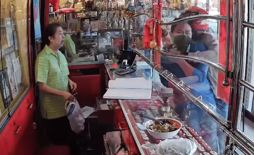 Clip: Tên cướp táo tợn khống chế con tin, uy hiếp cướp tiệm vàng Ảnh 3