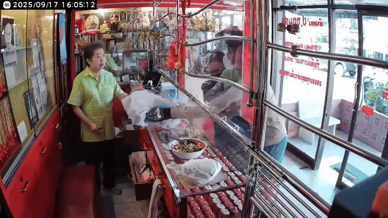 Clip: Tên cướp táo tợn khống chế con tin, uy hiếp cướp tiệm vàng Ảnh 2