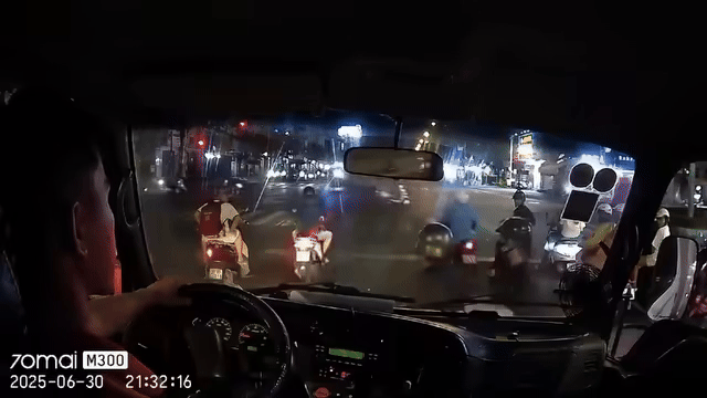 Thấy bạn trai liên tục thách thức tài xế xe tải khi đang tham gia giao thông, cô gái thẳng thừng bỏ đi.