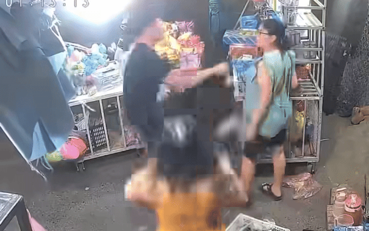 Camera an ninh tại tiệm tạp hoá ghi lại khoảnh khắc nam thanh niên xăm trổ đạp người phụ nữ mang thai.