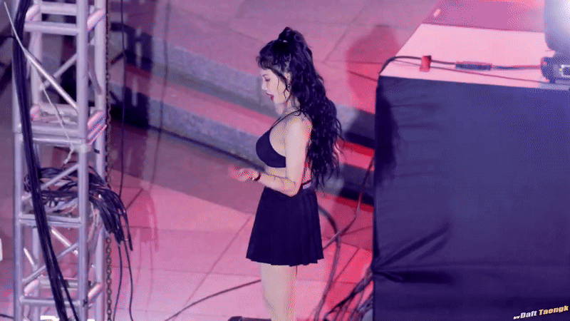 Khoảnh khắc nữ ca sĩ HyunA diện trang phục như đồ tắm trên sân khấu khiến nhiều người cảm thấy ngượng tái mặt. 