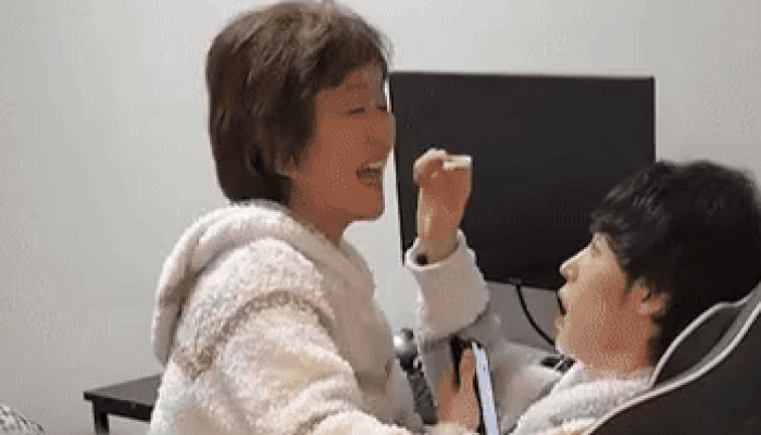 Chàng trai 23 tuổi hẹn hò bà cụ 83 tuổi gây tranh cãi dữ dội Ảnh 2