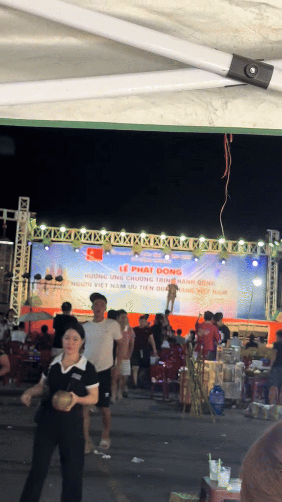 Xôn xao nam ca sĩ Việt đi hát hội chợ, khán giả đồng loạt đứng dậy bỏ về Ảnh 1