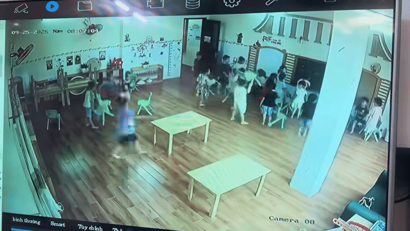 Trong lúc các cô đi rửa bát, các học trò tự gác xếp gọn bàn ghế. 