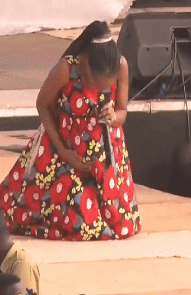 Nữ ca sĩ đang hát thì lên cơn đau bụng đẻ, gục ngã xuống sân khấu Ảnh 2