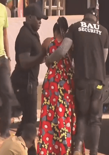 Nữ ca sĩ đang hát thì lên cơn đau bụng đẻ, gục ngã xuống sân khấu Ảnh 3