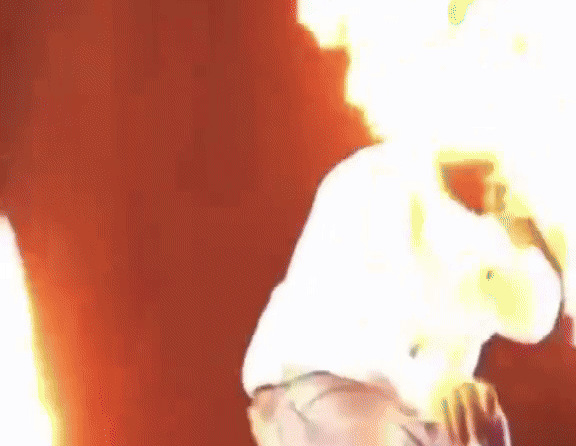 Nam ca sĩ bị lửa phun vào đầu, tóc cháy ngùn ngụt trên sân khấu Ảnh 2