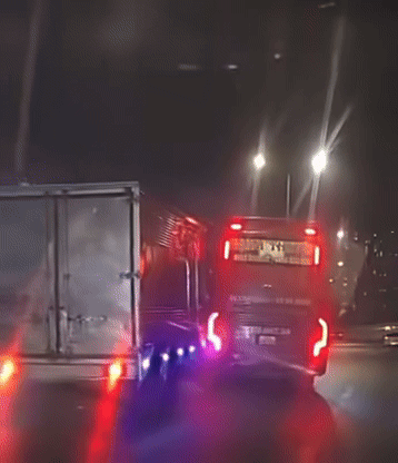 Ô tô đi phía sau ghi lại được khoảnh khắc xe khách chèn ép xe tải. Ảnh cắt từ clip/Nguồn: Cục CSGT