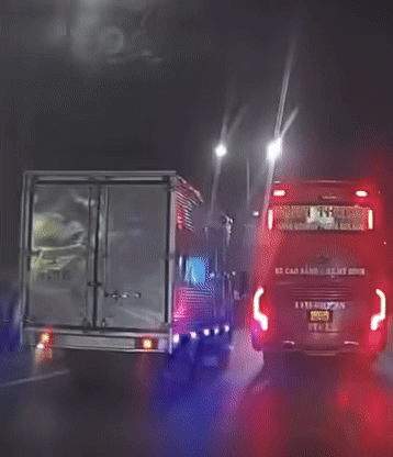 Khoảnh khắc xe khách chuẩn bị chèn ép xe tải. Ảnh cắt từ clip/Nguồn: Cục CSGT