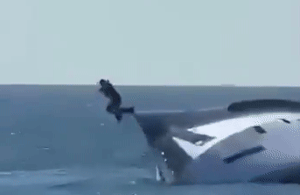 Video: Du thuyền 23 tỷ đồng chìm xuống biển trong nháy mắt, hành khách nhảy khỏi tàu thoát thân Ảnh 2