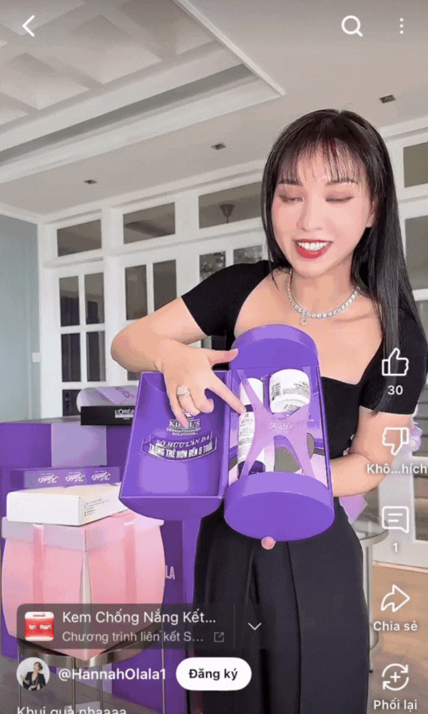 Hannah Olala chiếm trọn niềm tin của người xem với những video review chân thực và tâm sự về cuộc sống trên Youtube. Nữ beauty blogger cũng gắn thẻ sản phẩm Shopee trên video giúp khán giả dễ dàng mua sắm ngay khi đang xem.
