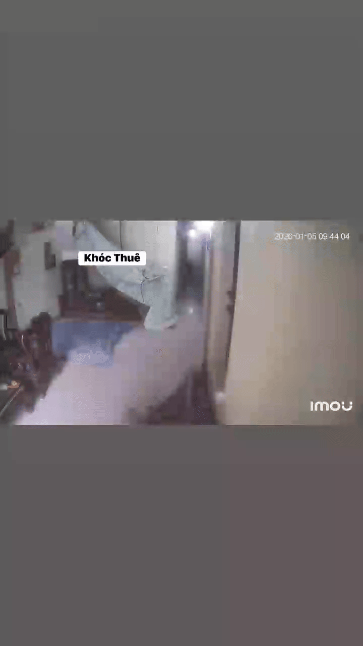 Trong lúc làm việc, ông bố không may bị rơi ngã.