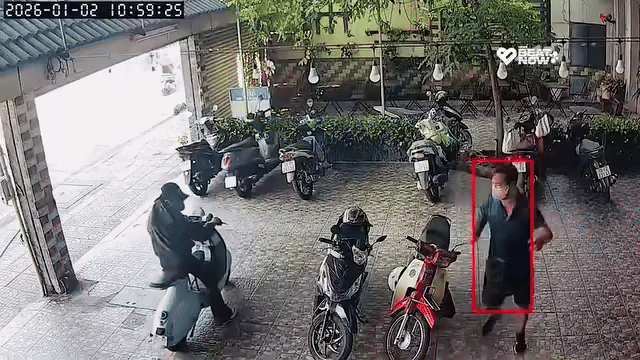 Người đàn ông ôm đầu đầy tiếc nuối khi bình rượu quý đã vỡ toang