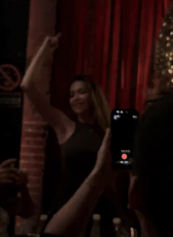 Hồ Ngọc Hà bị bắt gặp đi quán bar nửa đêm, có hành động gây xôn xao Ảnh 1