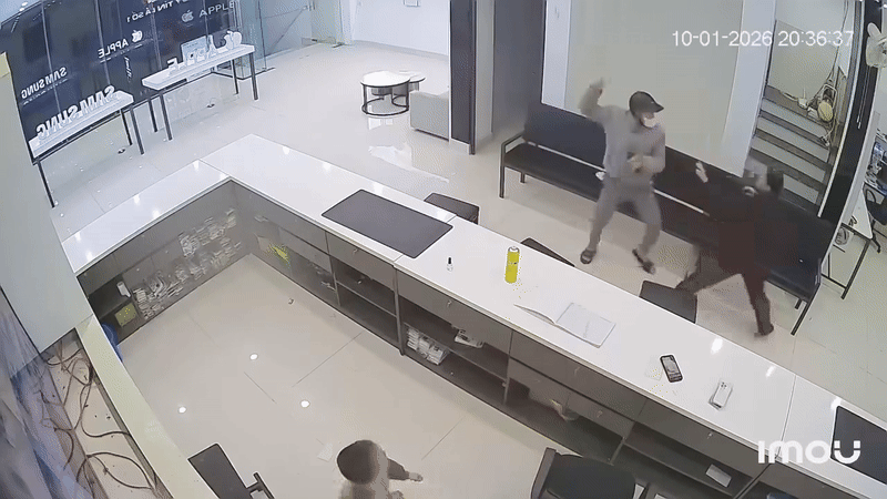 Tiếp đó, đối tượng giật điện thoại và khi bị nữ nhân viên truy đuổi, đối tượng đã rút ra vật nhọn để uy hiếp.