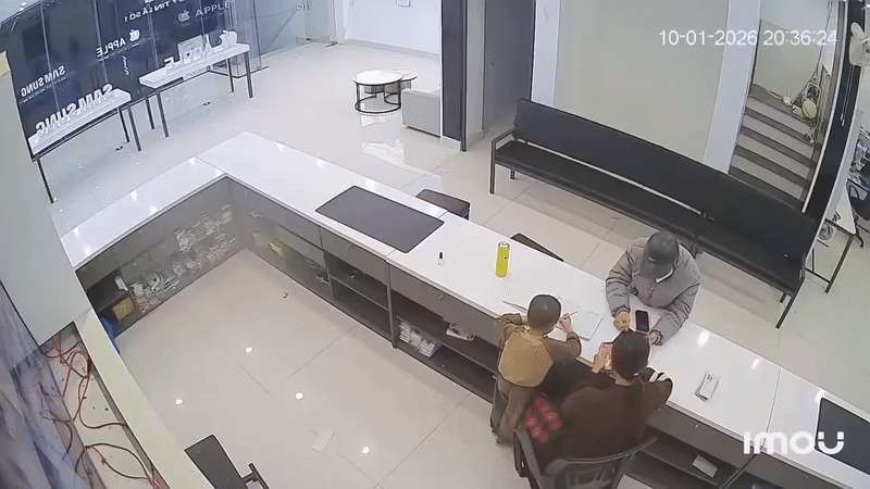 Đối tượng bất ngờ đấm vào mặt nữ nhân viên.