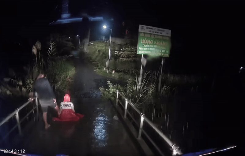 Tài xế xuống xe, lay vào người lạ mặt kia nhưng người này không nhúc nhích. Ảnh cắt từ clip