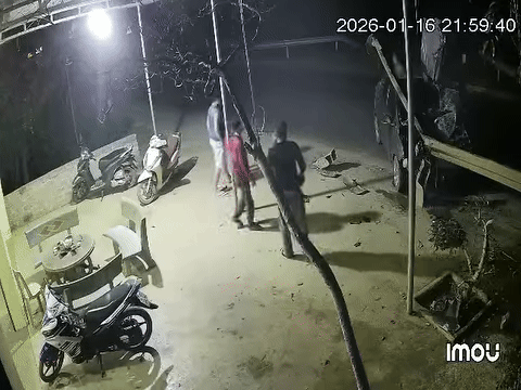 Tài xế (áo xanh) bước xuống xe tỉnh táo, an toàn.