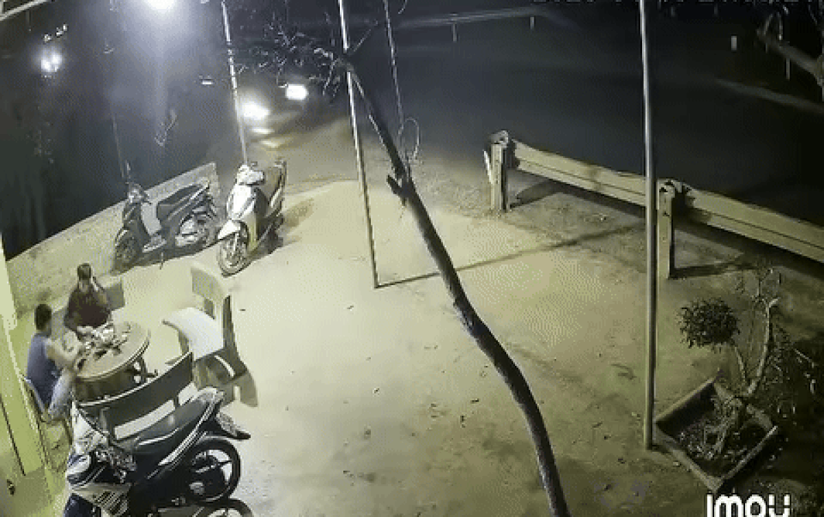 Chiếc ô tô đâm sầm vào lan can bên đường.