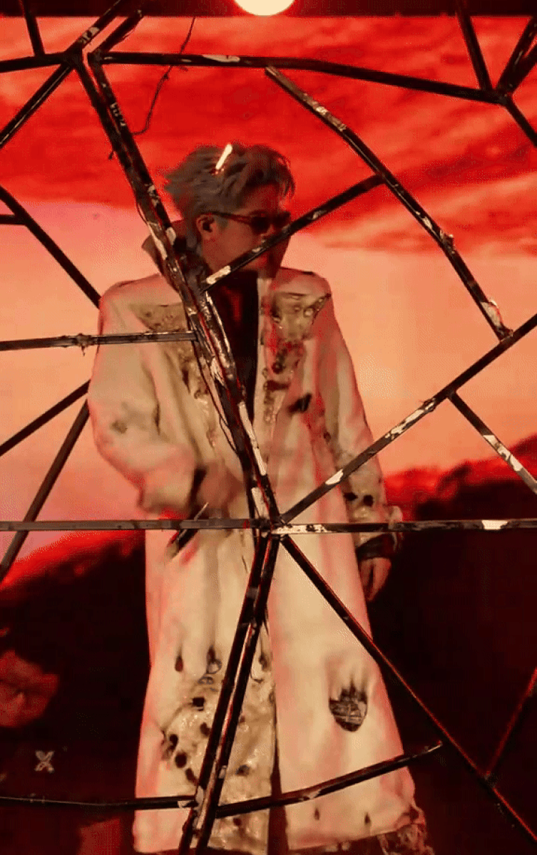 Nam ca sĩ bị cháy tóc khi đang biểu diễn, cộng đồng mạng 'thót tim' Ảnh 2