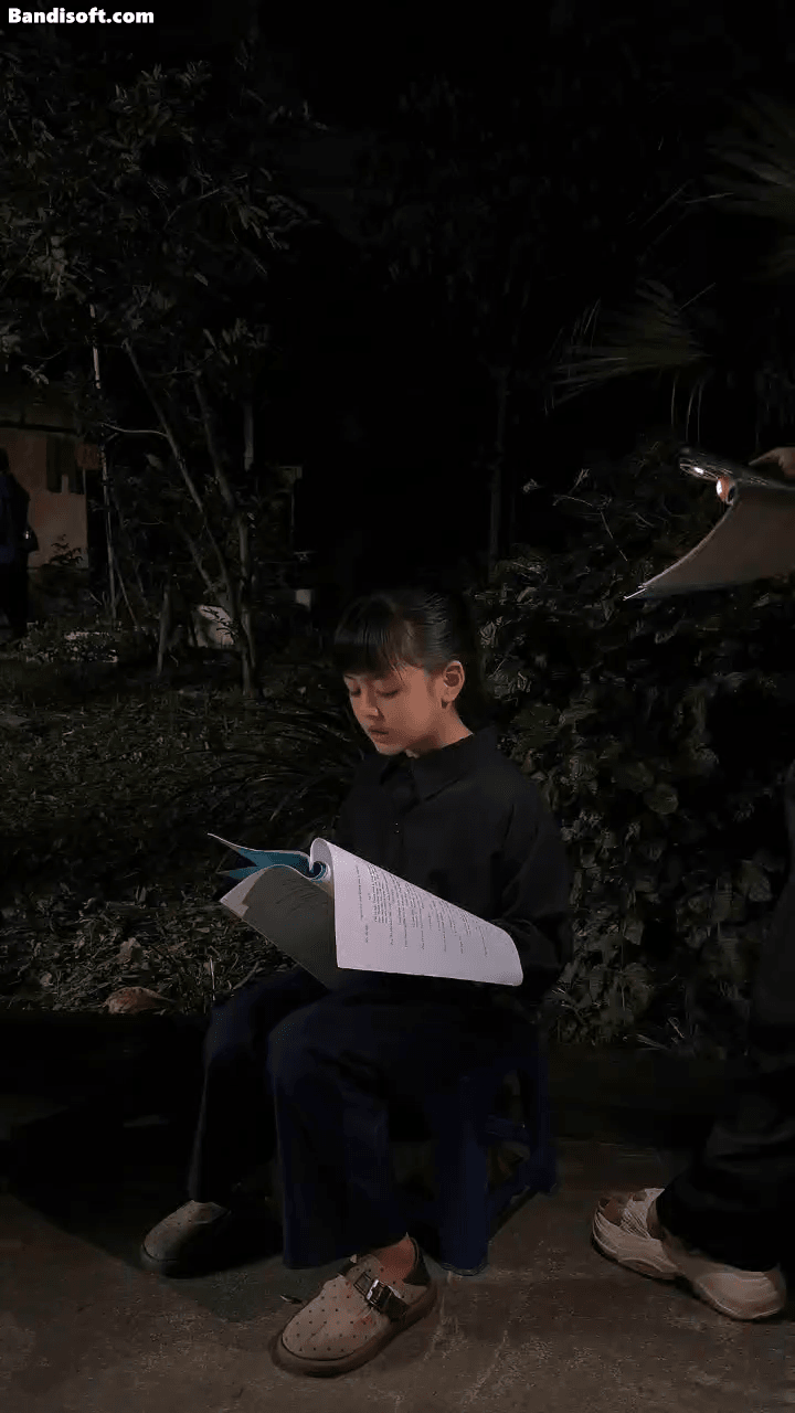 Hậu trường khuya, Cherry An Nhiên lặng lẽ học kịch bản giữa giờ nghỉ quay