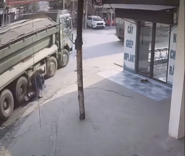 Người đàn ông đi xe máy gặp tai nạn được camera an ninh ghi lại.