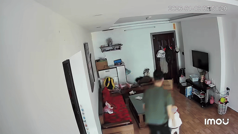 Phát hiện vợ ngã, người chồng cực sốt sắng lo cho vợ.