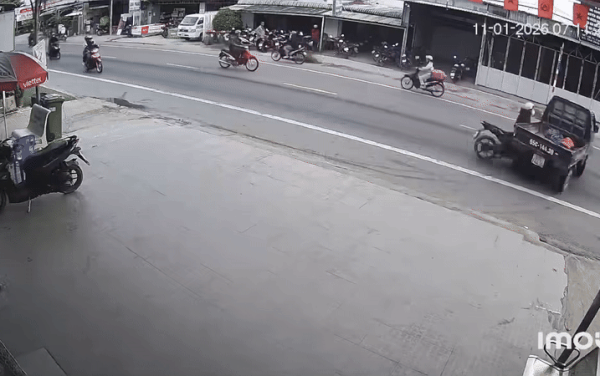 Sau cú tông, nam thanh niên đi xe máy lọt thỏm ở thùng xe tải. Ảnh cắt từ clip