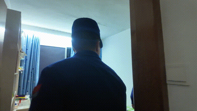 Người mẹ gọi cứu hỏa nhờ bắt con trai lúc nửa đêm, lý do khiến ai cũng bất ngờ Ảnh 1