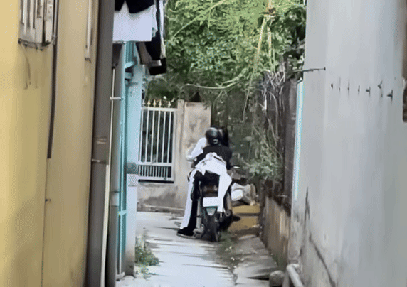 Thanh niên về đến con ngõ thì bắt gặp hành động thân mật của cặp đôi trẻ, anh quyết định nán lại vì ngại và cũng lo sợ cặp đôi bị gượng gạo. Ảnh cắt từ clip
