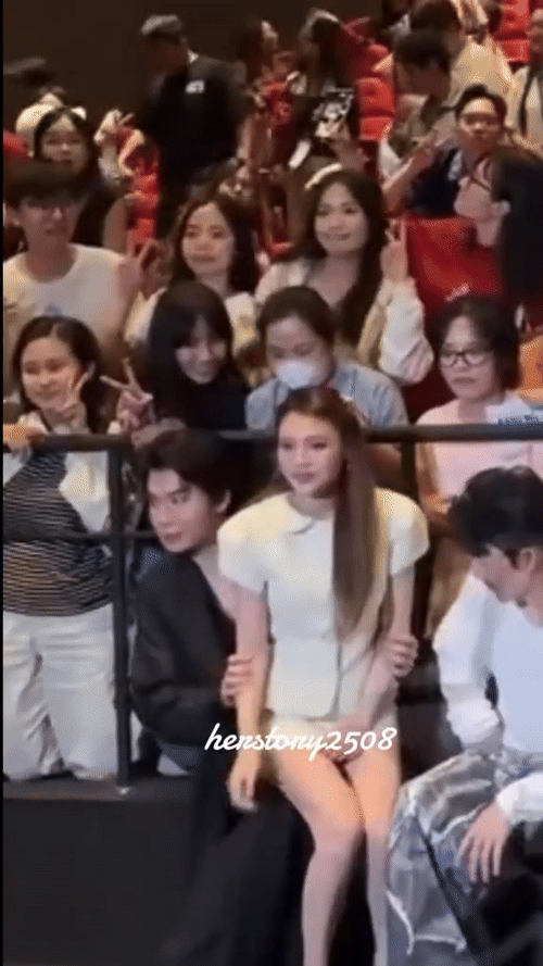 Khoảnh khắc Ninh Dương Lan Ngọc thân thiết ngồi lên chân Quang Trung giữa sự kiện khiến nhiều khán giả thích thú. (Ảnh từ TikTok @herstory2508)