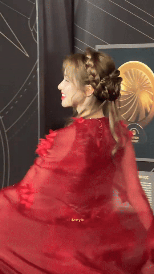 Nữ ca sĩ gặp sự cố thót tim, suýt ngã trên thảm đỏ. (Ảnh từ TikTok Lifestyle)