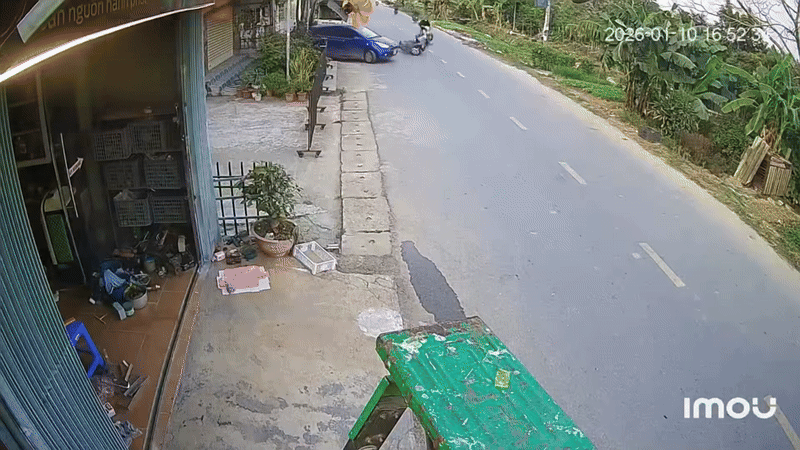 Tài xế ô tô lao ra từ con hẻm thiếu quan sát khiến 2 xe máy bất ngờ, mất lái và ngã nhào xuống đường. Ảnh cắt từ clip