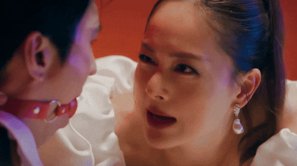 Nhân vật Thơ xuất hiện với ánh nhìn sắc lạnh và đáng sợ trong phân đoạn cao trào