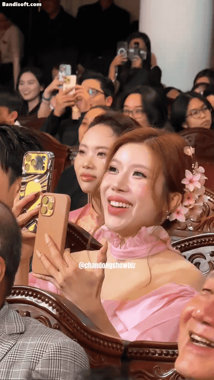 Biểu cảm đáng yêu của Trang Pháp khi chứng kiến Băng Di ẵm Mai Vàng lần đầu