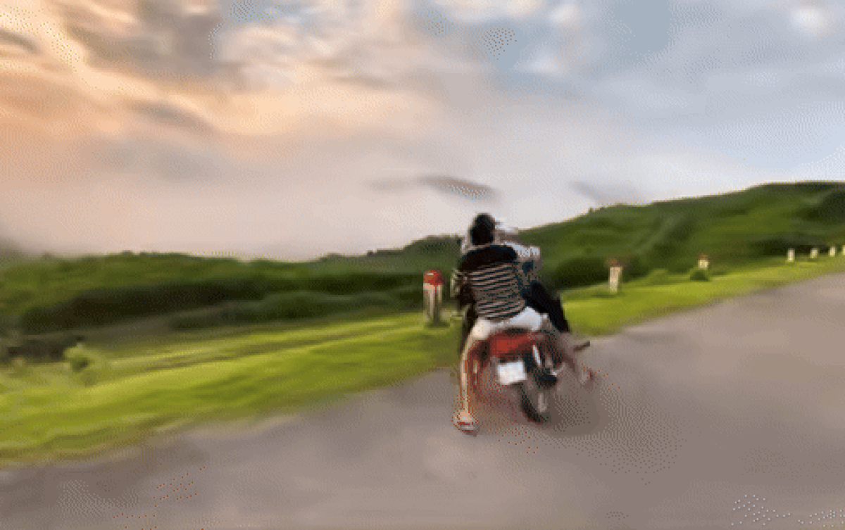 Vừa bốc đầu xe máy, nam thanh niên liền lao xuống vực.