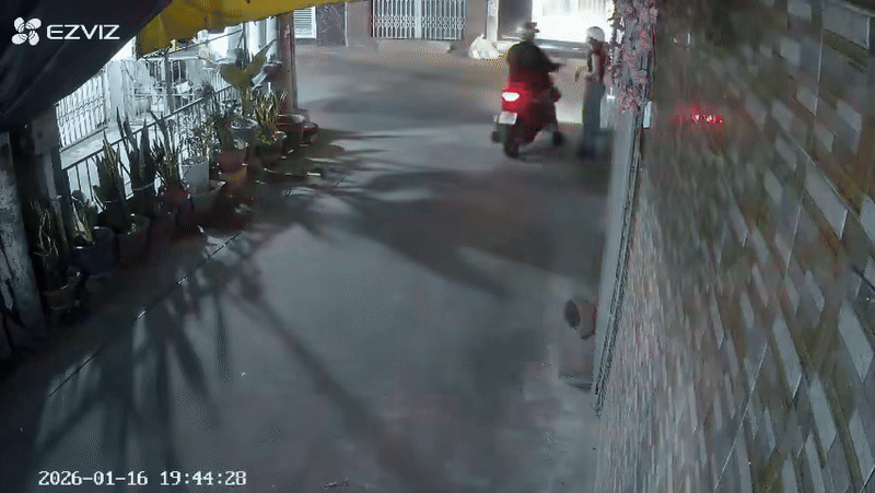 Cô gái bị nam thanh niên 'giở trò' tại con hẻm. Ảnh được camera an ninh ghi lại/Ảnh cắt từ clip. Nguồn: Hóng Đường Phố&nbsp;