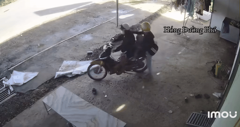 Dù vợ và con nhỏ chưa ổn định chỗ ngồi nhưng chồng đã vội phóng xe rời đi. Ảnh cắt từ clip/Nguồn: Hóng Đường Phố